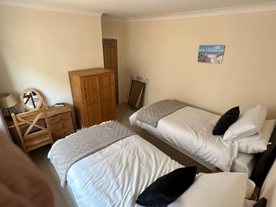 Offa'S Lodge Family Home Quiet Area With Sea Views 普利斯坦丁 外观 照片