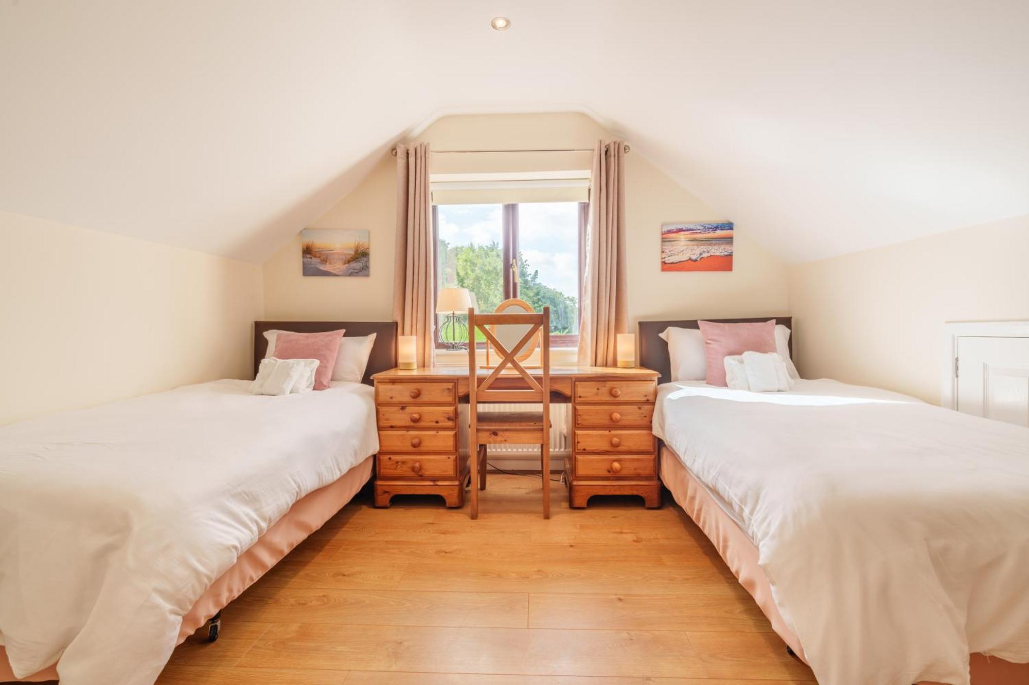 Offa'S Lodge Family Home Quiet Area With Sea Views 普利斯坦丁 外观 照片