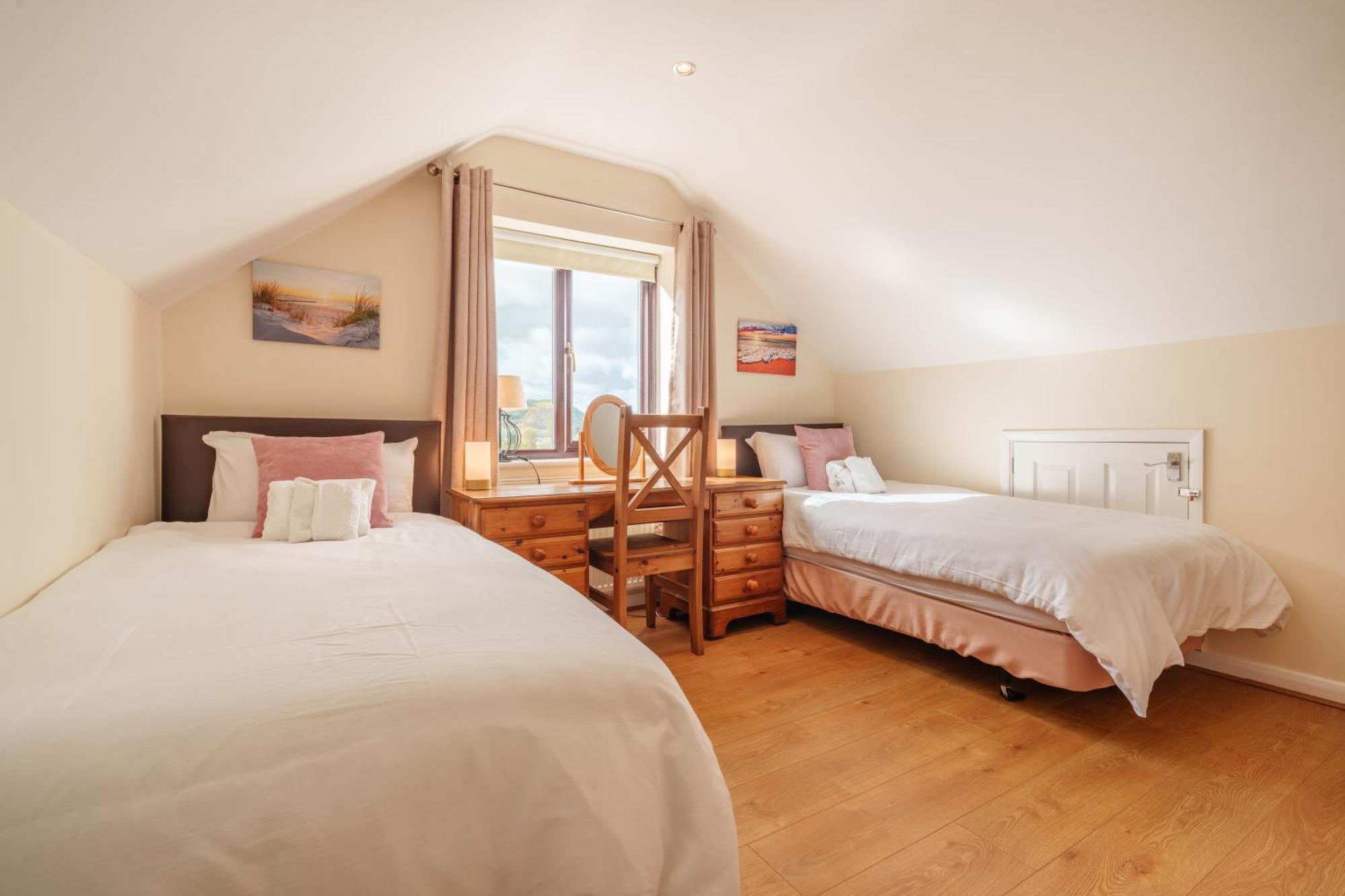 Offa'S Lodge Family Home Quiet Area With Sea Views 普利斯坦丁 外观 照片